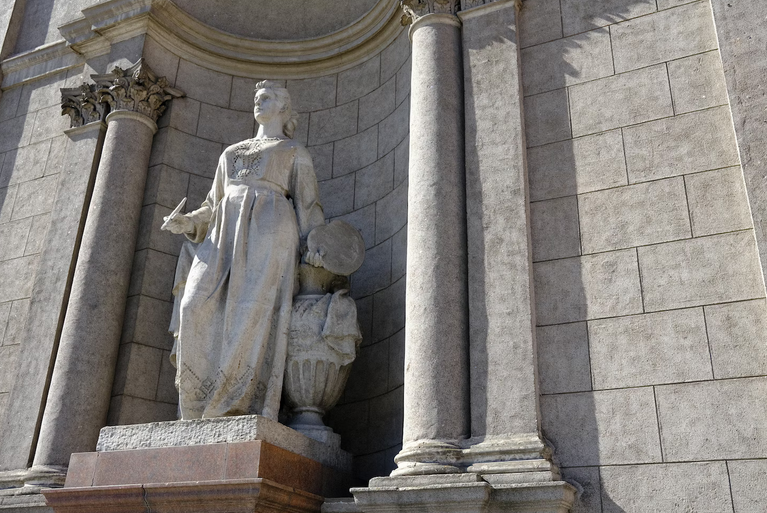 statue